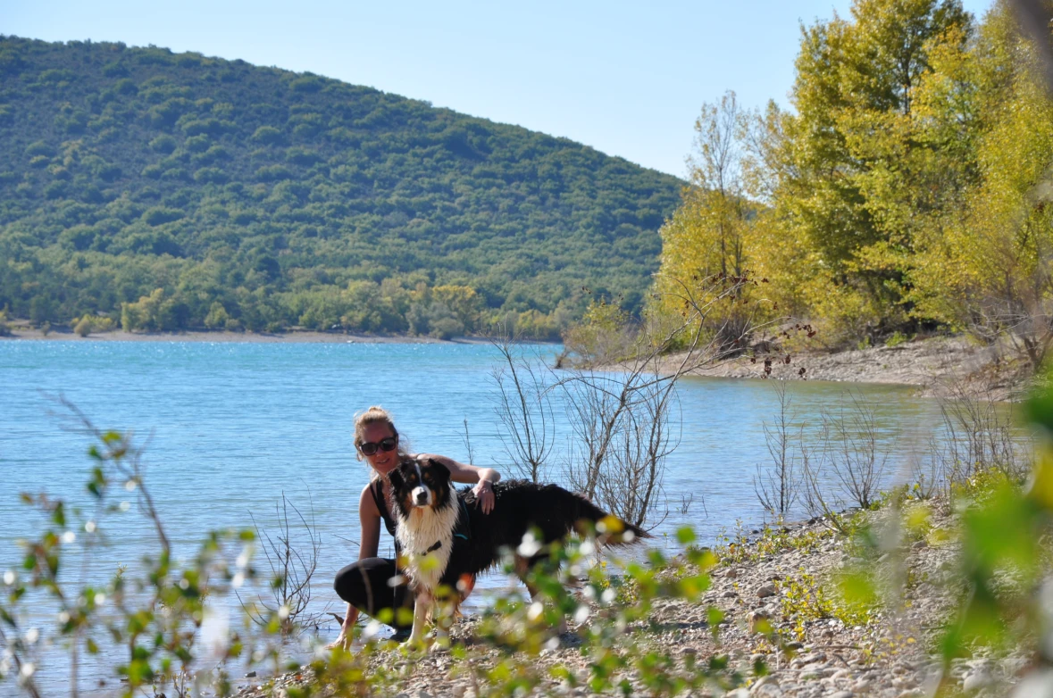 Vanessa petting a dog by the lake of Sainte Croix